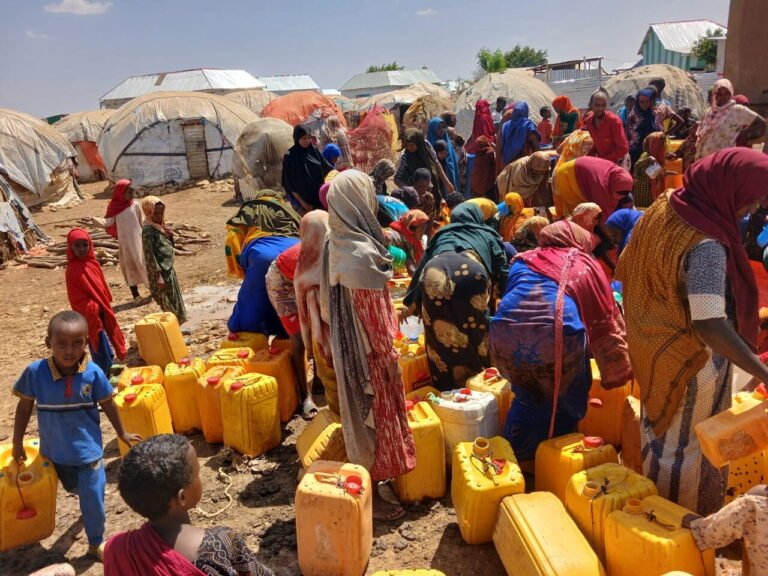 Women and children collecting water in jerrycans